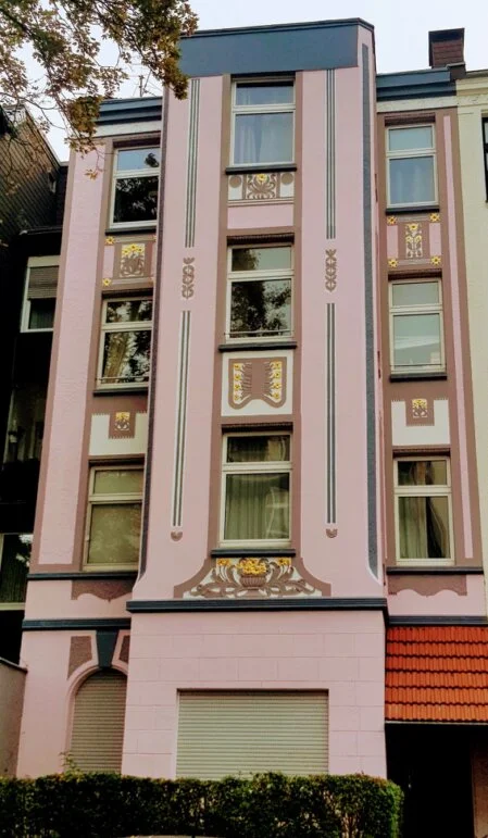 Feine Ausbesserung einer vergoldeten Profilkante