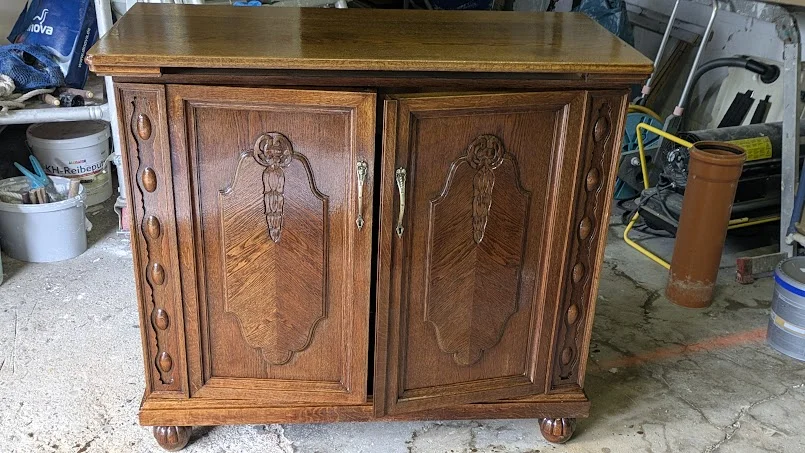 Möbelkante mit feiner Vergoldung