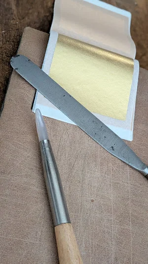 Detail einer vergoldeten Zierleiste