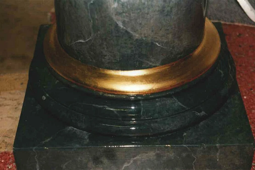 Vergoldete Profilkante im Innenraum